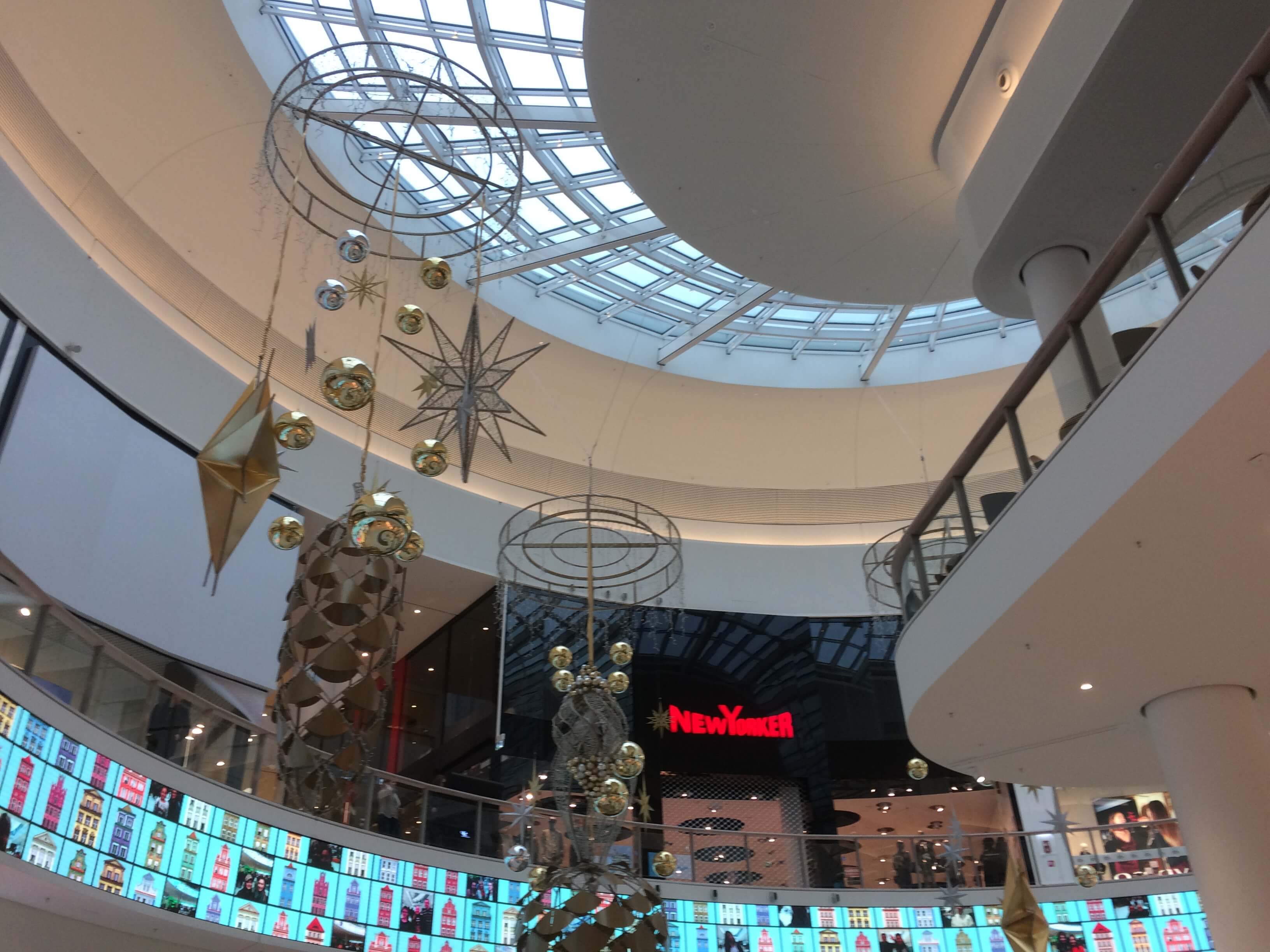 Projekt konstrukcji stalowych dla budowy Centrum Handlowego POSNANIA w Poznaniu przy ul. Pleszewskiej 1. Świetlik Boulevard Mall „na zakręcie” po wykończeniu